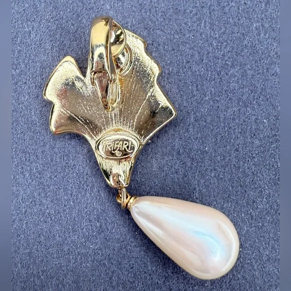 Vintage Trifari Enamel Drop Earrings Purple Green Blue Faux Pearl Clip On 1980s - Picture 7 of 7